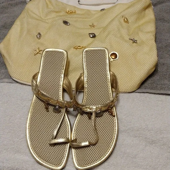 Vintage Women's, handbag and matching toe sandal in gold. - Picture 1 of 9